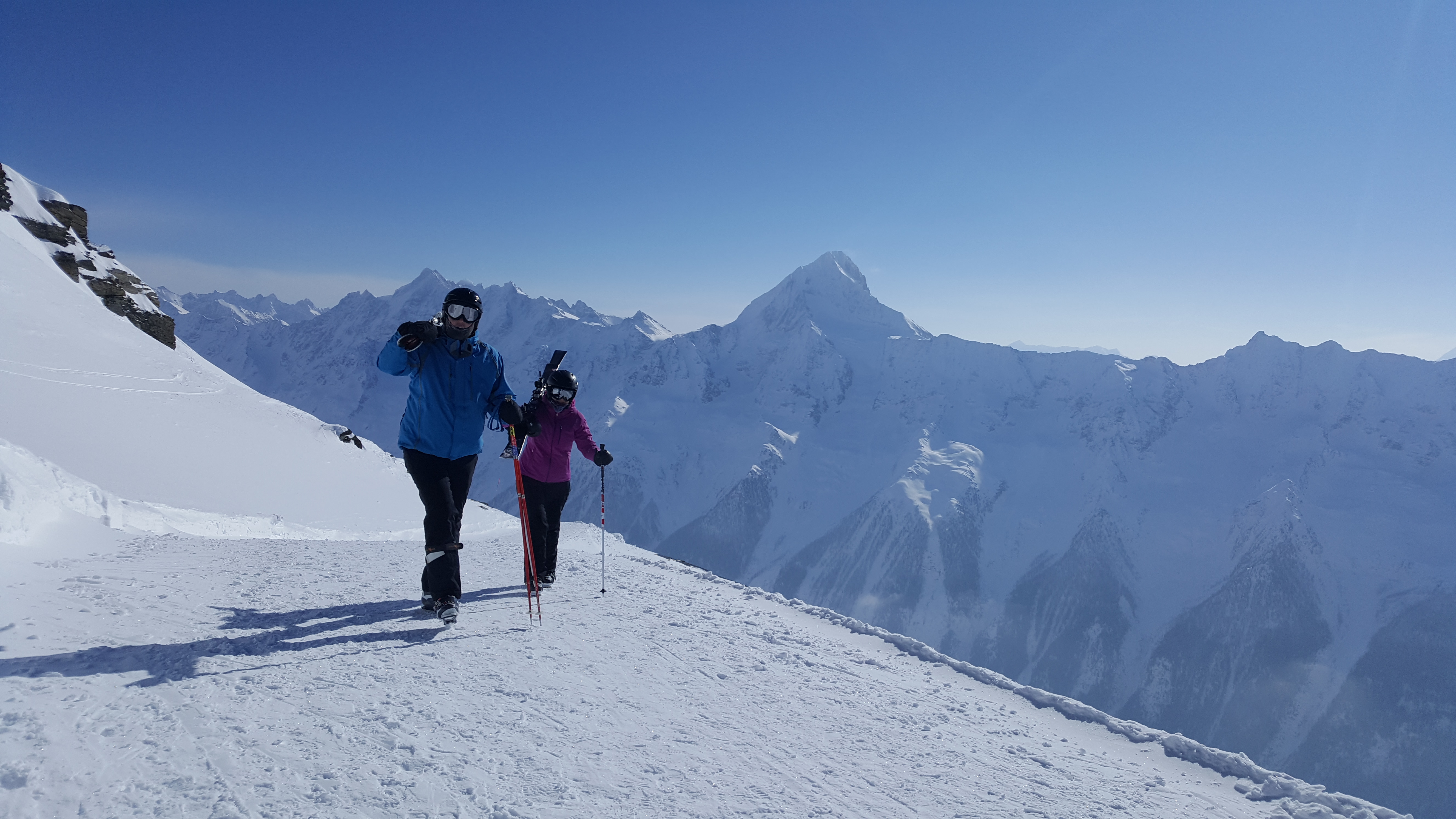 Zustieg Lötschenpass Winter Skifahrer